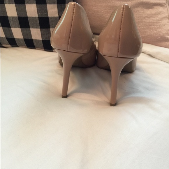 ♦️SOLD♦️ NEW Christian Siriano nude Heels - Picture 2 of 5